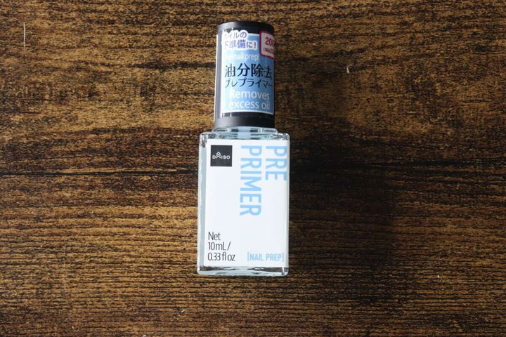 ダイソーの「PRE PRIMER」プレプライマーのボトルを真上から撮影