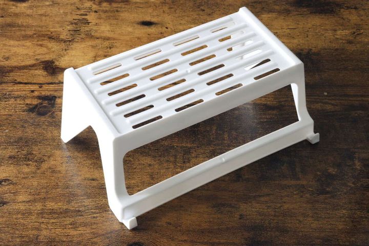 商品パッケージが外された状態の白いバスラックを斜め上から撮影