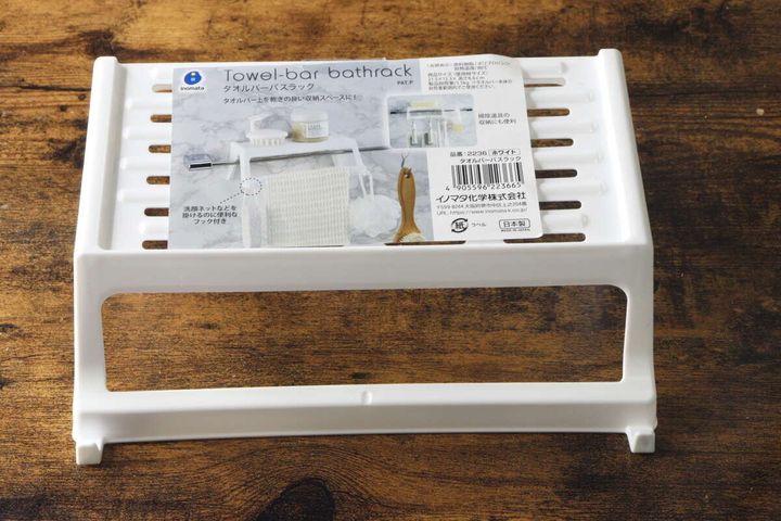 商品パッケージが貼られた状態の白いバスラックを上から撮影