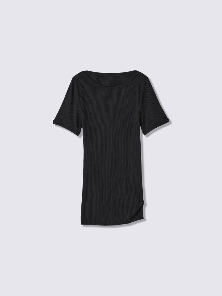 黒いリブ素材の半袖Tシャツ
