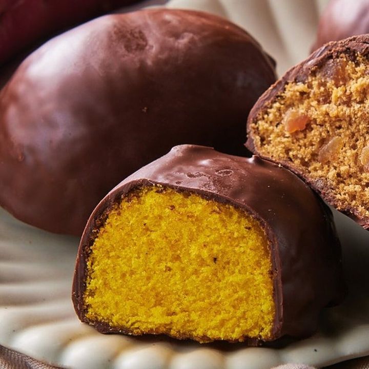 チョコレートコーティングのさつまいもケーキ、断面が見える