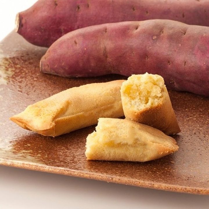 さつまいもと、焼き芋のような形の焼き菓子、割れた断面