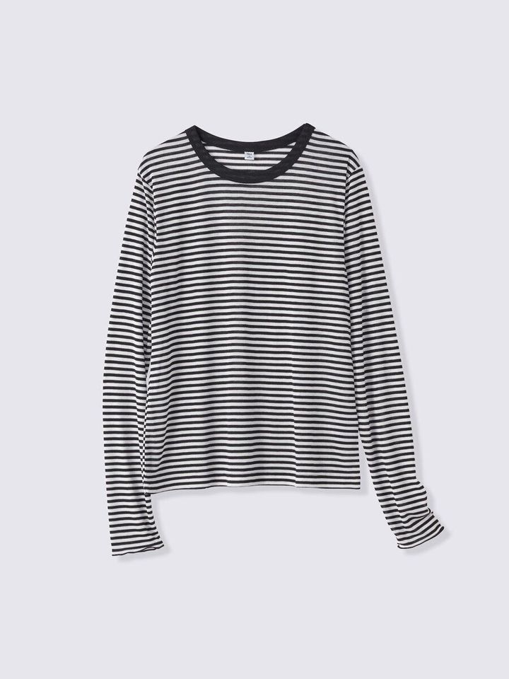 白と黒の細いボーダー柄の長袖Tシャツ