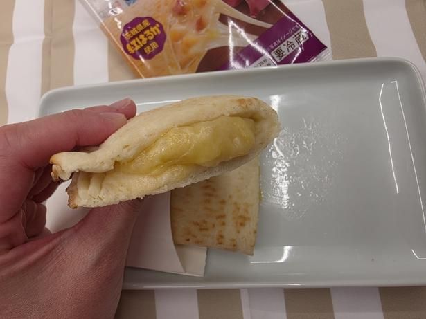 2種のチーズとハニーメープル入りのお芋のフィリングは絶妙な甘じょっぱさで食べ応えも◎ 撮影機材提供：Samsung Galaxy S26 Ultra