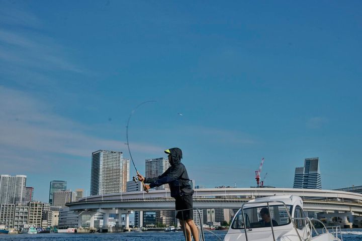 HELLY HANSEN（ヘリーハンセン）と、釣りとスケートボードを愛する東京発のストリートブランドChaos Fishing Club（カオスフィッシングクラブ）によるコラボレーション第2弾が登場。HELLY HANSENが培ってきたテクノロジーとChaos Fishing Clubならではのエッジの効いたストリート感、遊び心を融合し、本格的なフィールドから日常のストリートまでシームレスに楽しめる全5型をラインナップ。9月18日（金）より発売される。