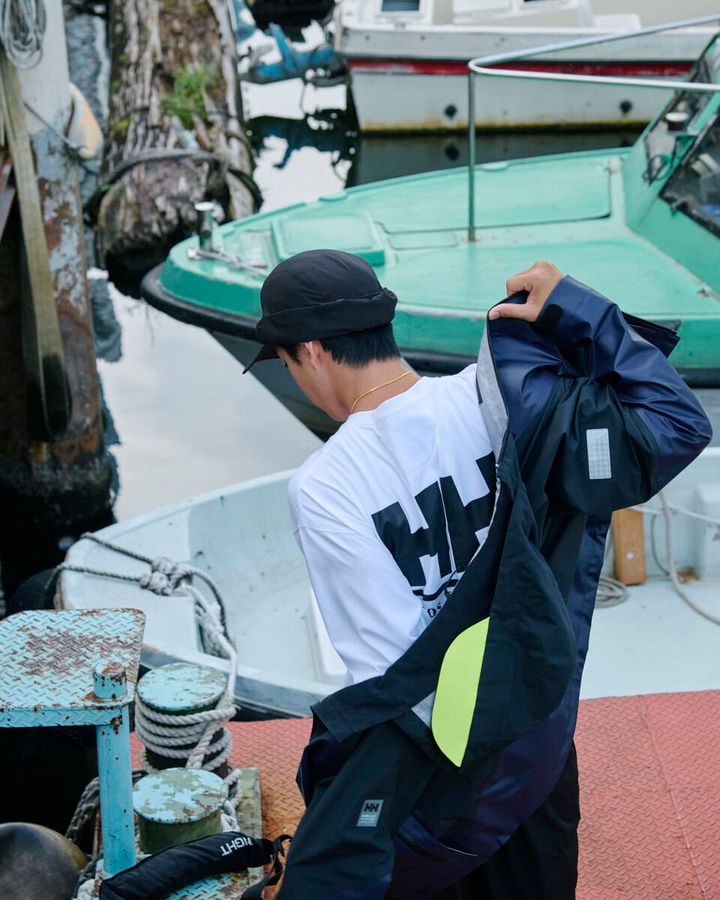 2024年8月に発売された第1弾に続く今回は、両者の親和性をさらに深化。Chaos Fishing Clubが持つ独自のストリート感やユーモアと、HELLY HANSENの確かな開発力を融合している。