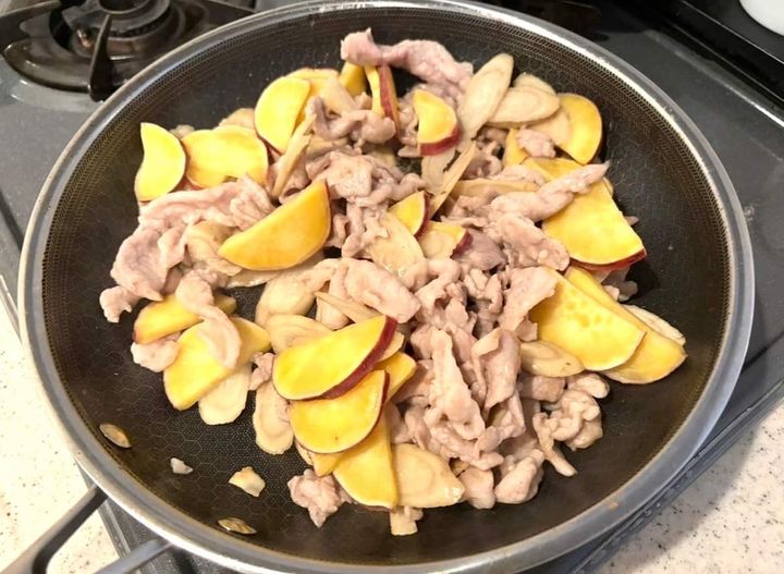 根菜と豚肉の甘酢炒め