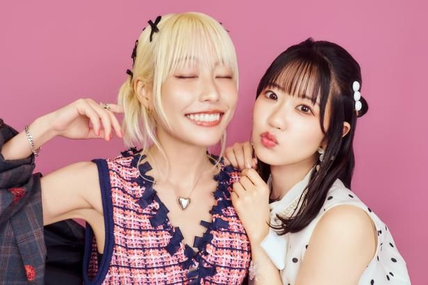 【写真を見る】本渡楓&東山奈央、仲良しすぎるツーショット撮りおろし！ 撮影/梁瀬玉実 ヘアメイク(本渡楓)/横山雷志郎(Yolken) ヘアメイク(東山奈央)/鈴木彩
