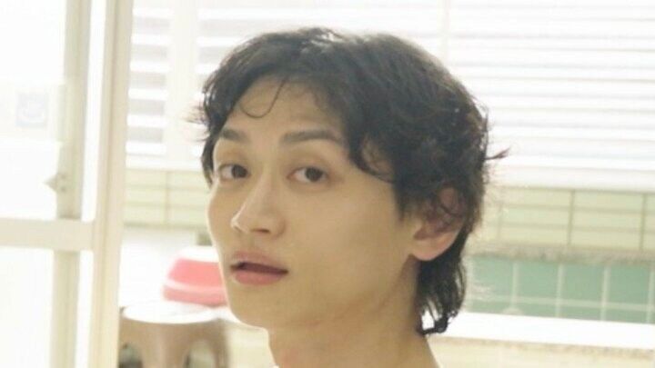 【写真・画像】“SKY-HI似”イケメン帰国子女、風呂場での筋肉美シーンに「ムキムキやん」「いい体」の声 1枚目