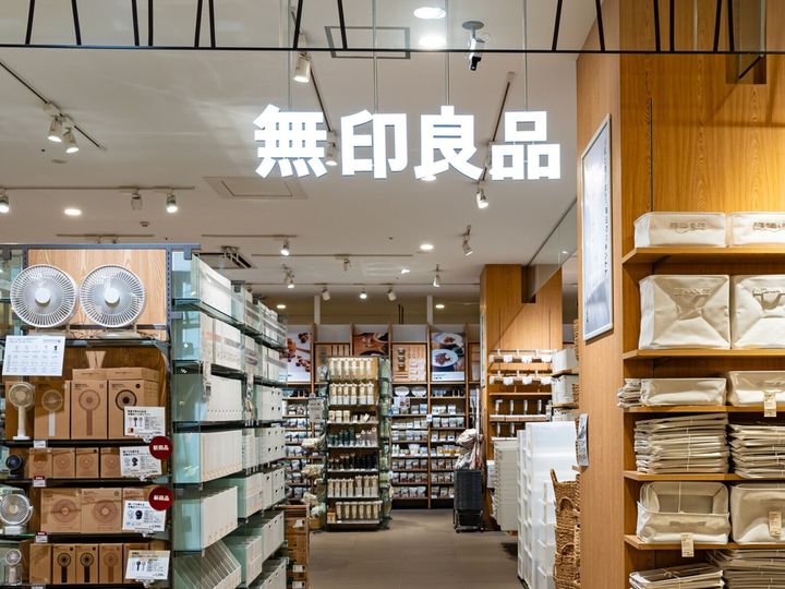 無印良品の「撥水再生ナイロンスクエアポーチ」は、洗面周りでも使いやすい撥水生地を使ったスクエア型のポーチです。ブラシなどを立てて収納できる機能性と、めずらしい形状が話題になっており、その魅力を紹介します。