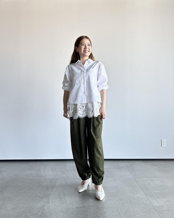 画像: 【プラステ】パラシュートイージーパンツ（XSサイズ着用）¥12,000、タイプライタークロップドシャツ（Mサイズ着用）¥8,990、レースヘムプルオーバー（ノースリーブ）（Mサイズ着用）¥4,990、シューズ 参考商品 ※太田さんの身長：159cm www.plst.com