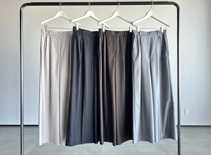 画像: 【プラステ】レーヨンブレンドタックワイドイージーパンツ各¥9,990 www.plst.com