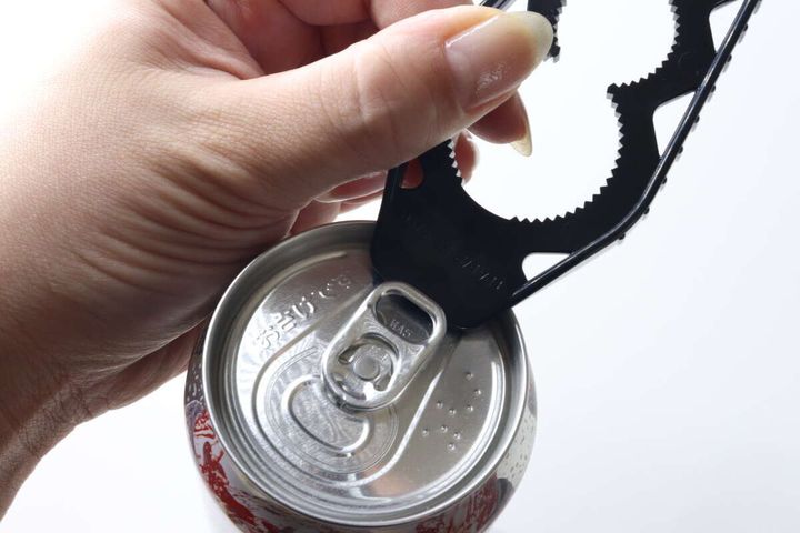マルチキャップオープナーの先端で缶のプルタブを起こす手元