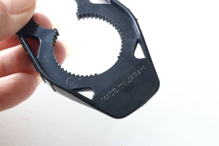 マルチキャップオープナーを指で持ち「MADE IN JAPAN」の文字