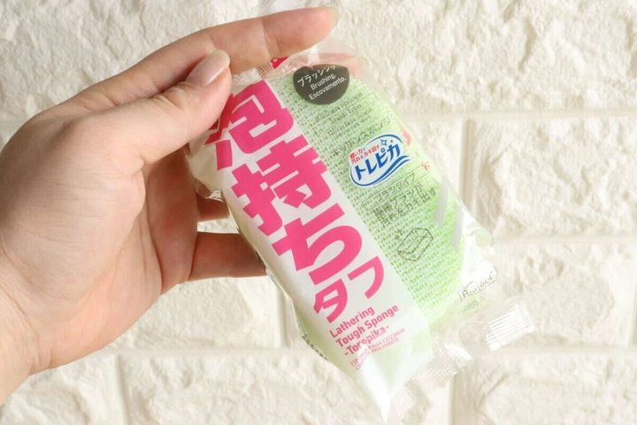手のひらに乗せたアイセン「泡持ちタフスポンジ トレピカ」