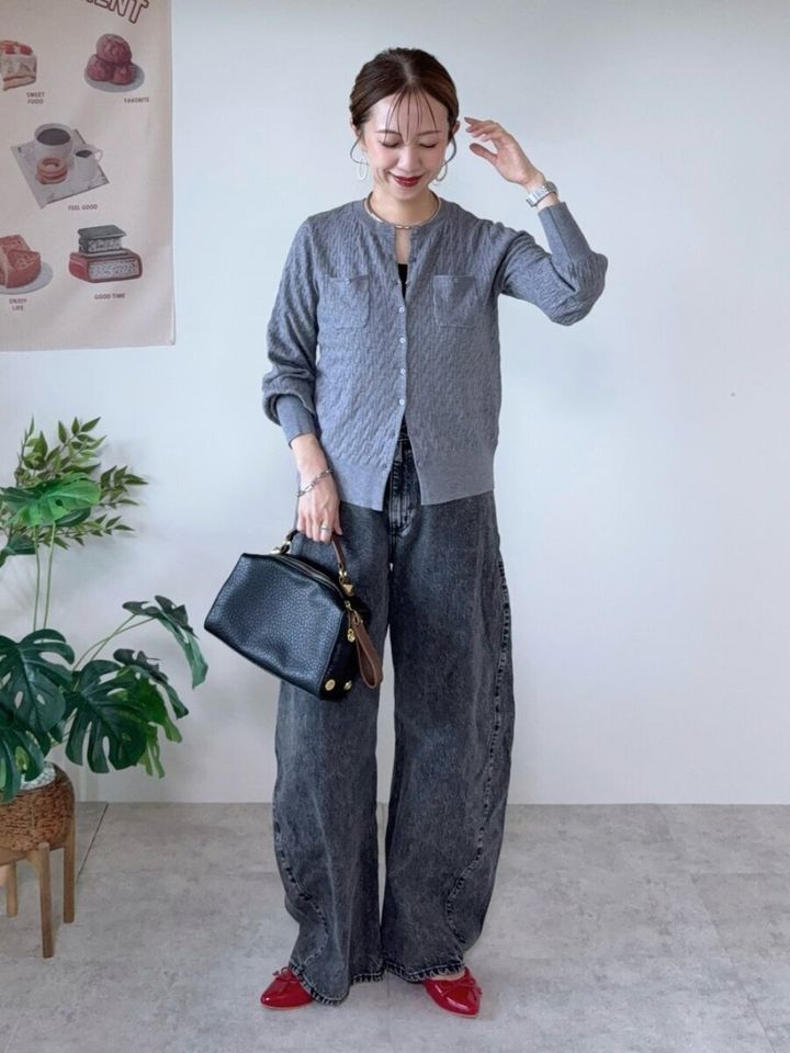 グレーのカーディガンとワイドデニムのワントーンコーデに赤パンプスを合わせた女性