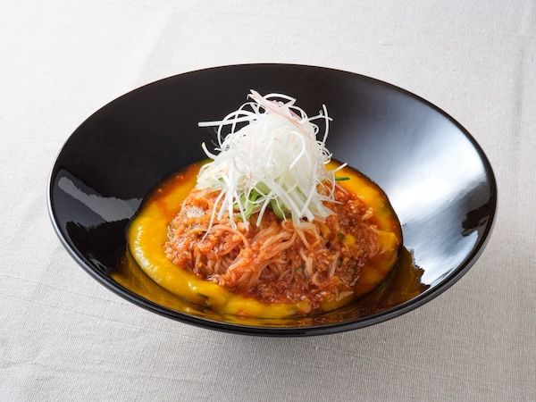 道頓堀今井「きつねうどん」、ぴょんぴょん舎「盛岡冷麺」、若鯱家「カレーうどん」など、日本各地の専門店の味を植物性で再現