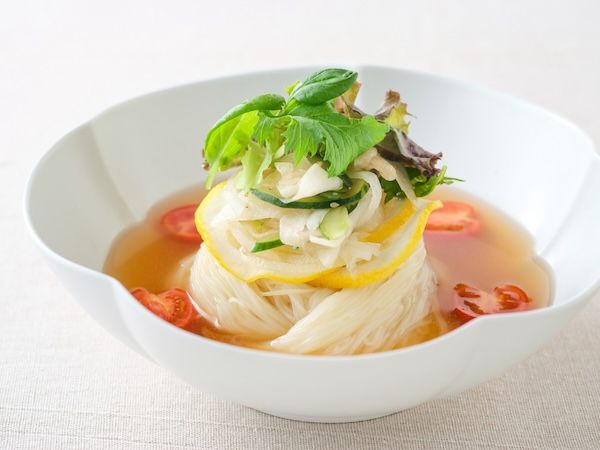 道頓堀今井「きつねうどん」、ぴょんぴょん舎「盛岡冷麺」、若鯱家「カレーうどん」など、日本各地の専門店の味を植物性で再現