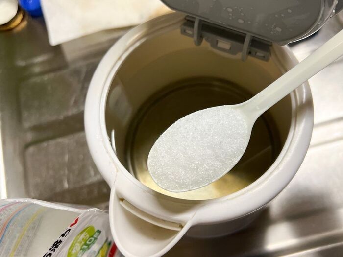 4年放置した『電気ケトル』が激変！ガチガチ水垢のもベタベタ汚れも→一発リセット掃除術♪