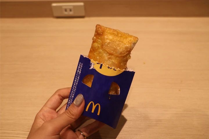 北海道産バターとあんことおもちの月見パイ