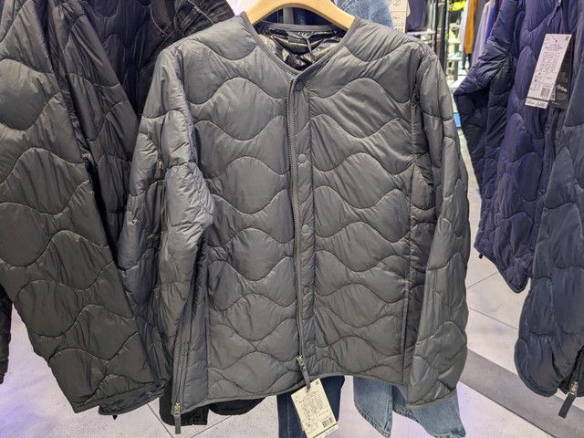 ノーカラータイプのキルトジャケット