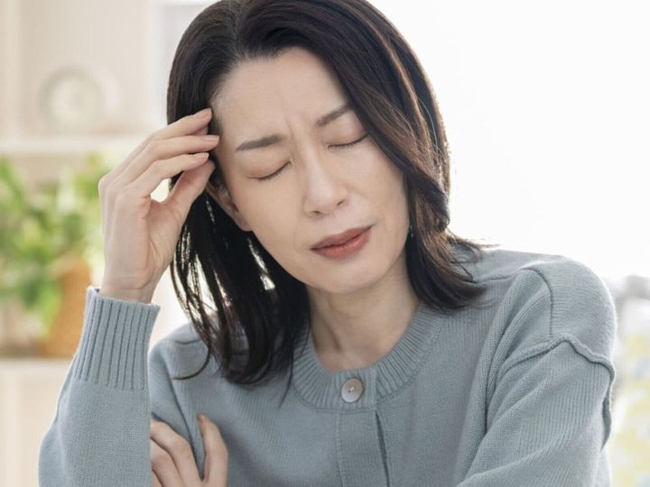 【医師が解説】連休中にしっかり眠ったのに、なぜか頭が痛い……そんな経験はありませんか？「十分な睡眠」は本来体によいはずですが、頭痛を招くことがあります。メカニズムと対処法を解説します。（※画像：PIXTA）