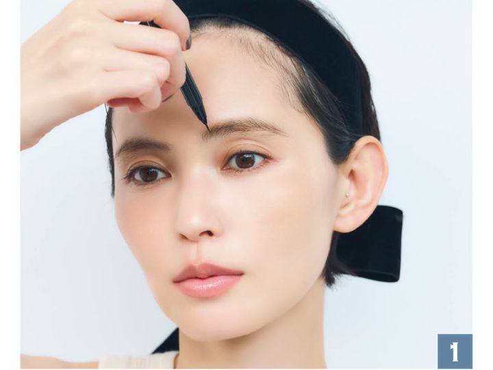 眉頭は本来の上向きの毛流れに沿うようにして、数本描き足します。このとき筆は立てるようにして。
