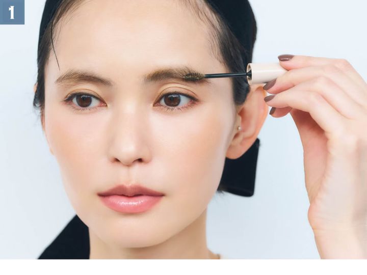 カラーマスカラは、まず眉尻側から毛流れに逆らうようにして塗ります。こうするとしっかり発色。
