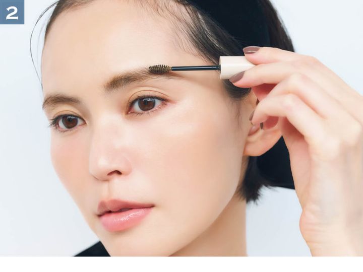 続いて眉頭から毛流れに沿って。全体をしっかり色づけしつつ、同時に毛流れも整えます。