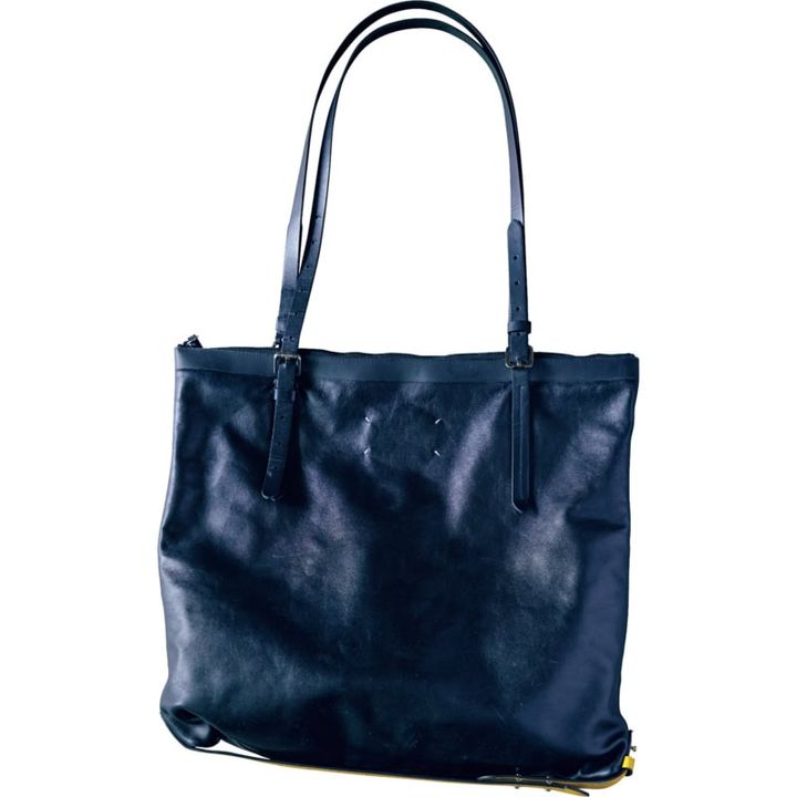 InRed Icons 三好香織さんのmy Bag。Maison Margielaのメンズサイズの容量たっぷりのバッグ。柔らかなレザーで肩がけできる。