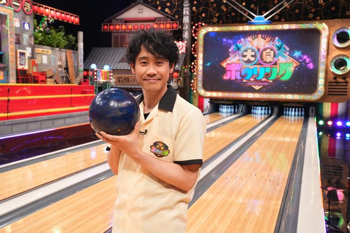 『スター激突！大泉ボウリング』主宰・MCを務める大泉洋 （C）日本テレビ width=
