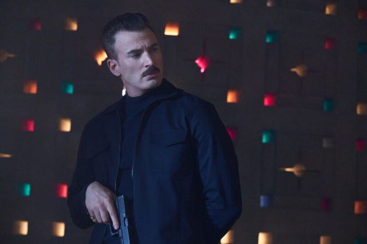 敵役には、『キャプテン・アメリカ』のイメージが強いクリス・エバンス。Netflix映画『グレイマン』独占配信中