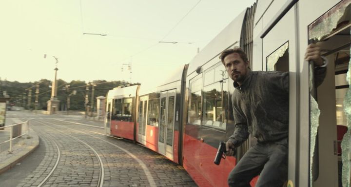バンコクやウィーンなど世界を舞台に派手なアクションを披露。Netflix映画『グレイマン』独占配信中