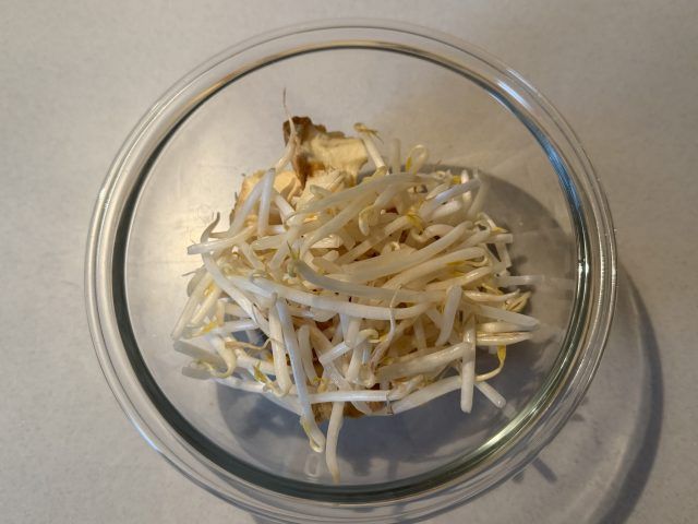 厚揚げにもやしを加える様子