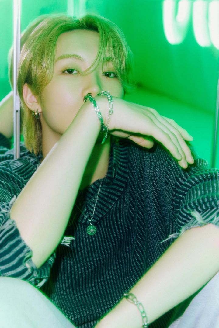 口元に手を添えたBMSG TRAINEE・RAIKIのソロカット