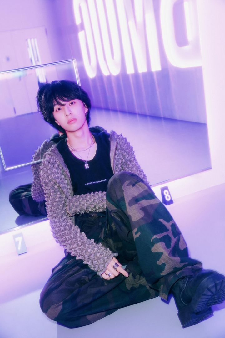 カメラを見つめるBMSG TRAINEE・YUTAのソロカット