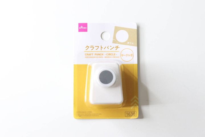 白い背景に、ダイソーのクラフトパンチ（サークル型）のパッケージが正面から写っている