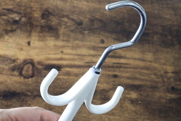 小物収納ハンガーの金属製フック部分と、回転する白い本体の接続部が拡大されている