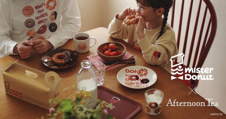 ドーナツ柄の食器でドーナツを食べる親子とロゴ