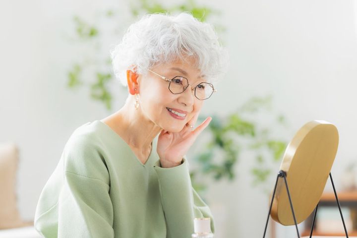 シニア世代が美容クリニックに通うケースが増えている理由とは？（画像はイメージ）