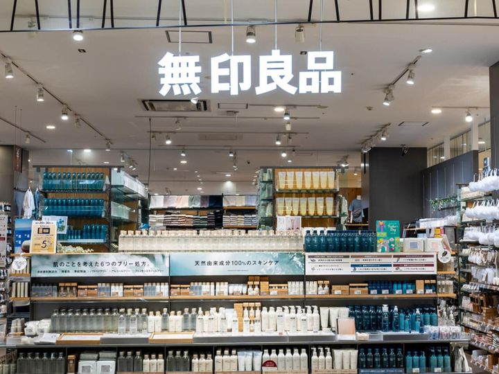 無印良品の「撥水再生ナイロン丸底巾着」は、洗面周りでも使いやすい撥水生地を使った巾着です。自立する丸底タイプで取り出しやすいと話題になっており、その魅力を紹介します。