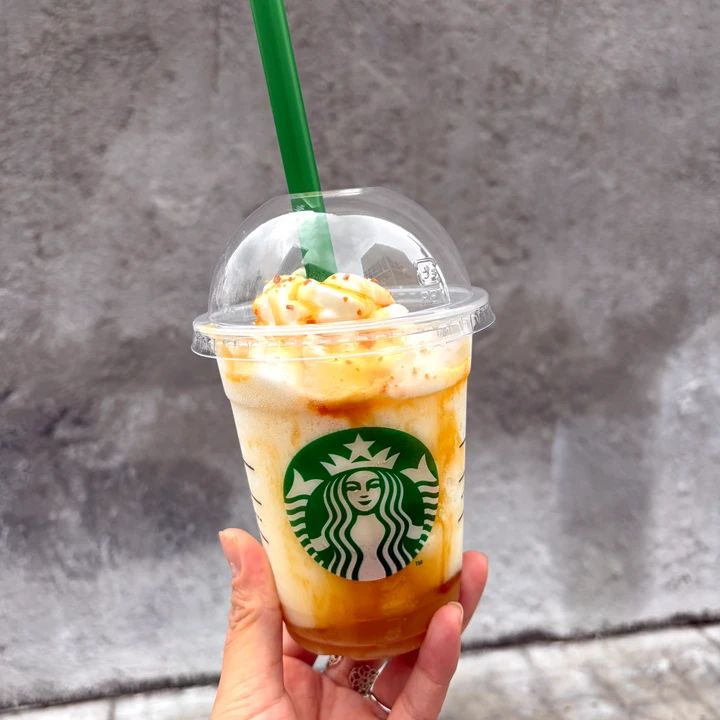 とろり蜜芋 紅はるか フラペチーノ®の全体像。焼き芋風味のチップとホイップクリームがトッピングされている