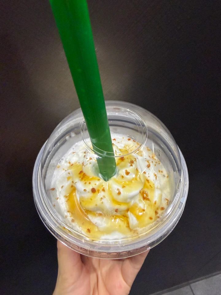 フラペチーノの上にトッピングされた焼き芋風味のチップ