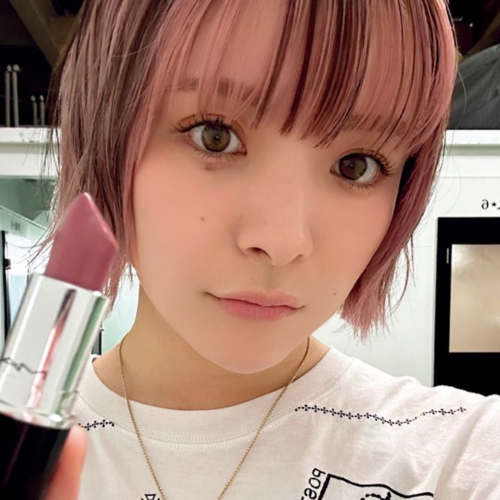 アンジェリーナ1／3が今季注目のきらめく“ジュエリーリップ”をお試し！