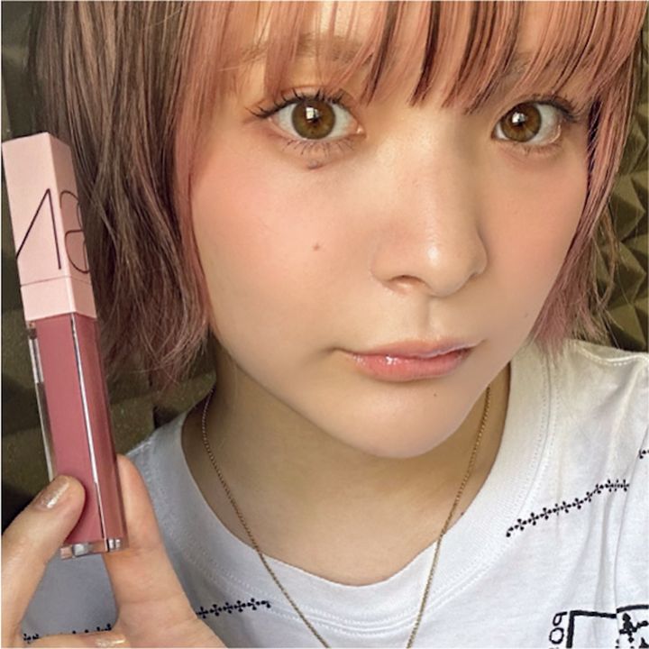 アンジェリーナ1／3が今季注目のきらめく“ジュエリーリップ”をお試し！