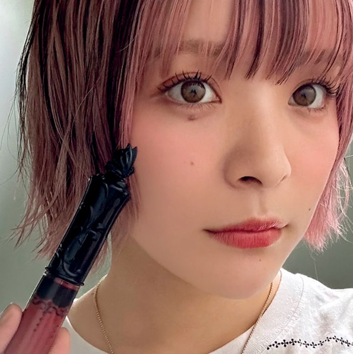 アンジェリーナ1／3が今季注目のきらめく“ジュエリーリップ”をお試し！