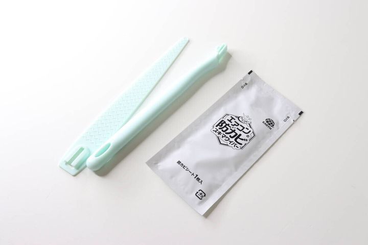 エアコン防カビスキマワイパーの本体と防カビシート