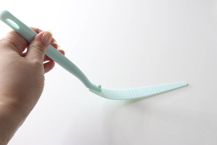 エアコンスキマワイパーがしなる様子を手に持ち確認