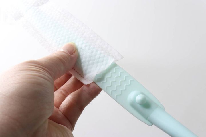 ワイパーのヘッドに防カビシートを装着している途中