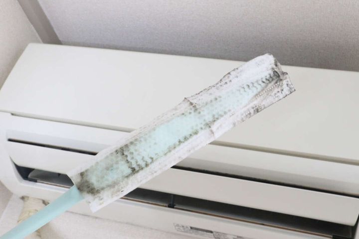 エアコン掃除で真っ黒になった防カビシート